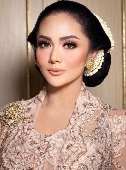 Anggun Di Usia 46 Krisdayanti Terima Anugerah Indonesia Beautiful Woman Nona