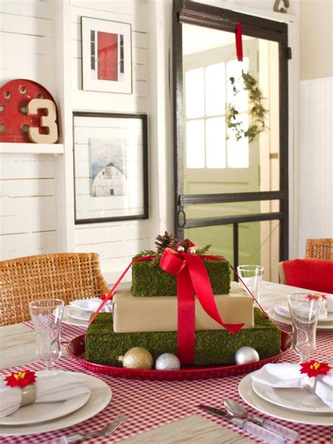 Put your creativity on full display by dressing your christmas dinner table with a diy leaf garland. Quick Christmas Table Decorations That You Can Easily DIY