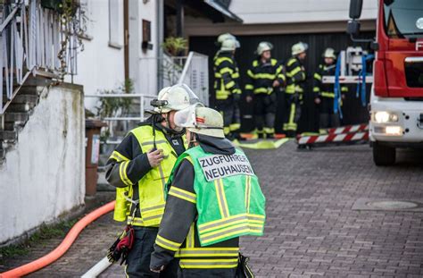 Fliegen überwintern gerne in dachgeschossen. Starker Rauch stiegt über dem Haus während des Brandes auf ...