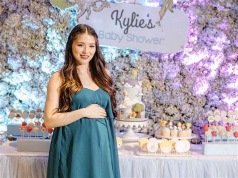 Kylie and aljur's wedding was the first occasion in a long time since robin, liezl, queenie, zherileen, and ali were all together with kylie. Kylie Padilla will not rush into marriage