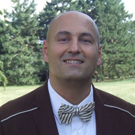 Narodil se v praze 24. Marek Hollar, odborný politolog - Nová znělka VEČERNÍČKU ...