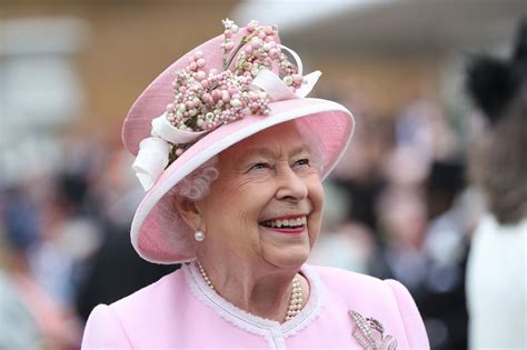 Queen Elizabeth Ii Hosts Garden Party — Royal Portraits Gallery