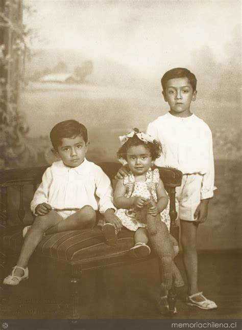 Dos Niños Y Una Niña Hermanos Hacia 1925 Memoria Chilena Biblioteca Nacional De Chile