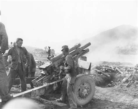 Photo Us Army 105mm Howitzer M2a1 Crew Firing Their Weapon In Korea