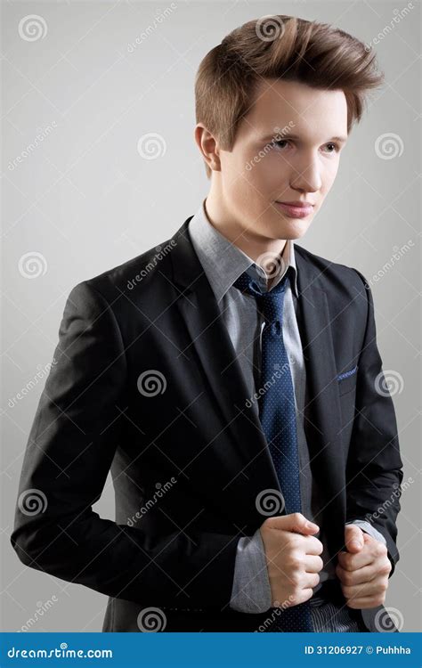 Coiffure Courte. Portrait De Jeune Homme Avec Les Cheveux Bruns Image