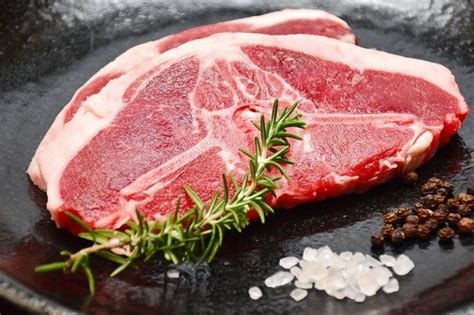 Bau pada daging kambing tak hanya disebabkan oleh lemak dan cairan, tapi juga karena darah selam proses penyembelihan. Cara Memasak Daging Kambing Agar Cepat Empuk dan Tak Bau | BukuCara
