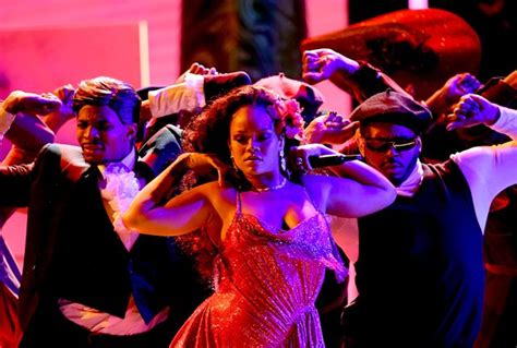 Rihanna Performs Wild Thoughts At 2018 Grammys Watch Rihannas