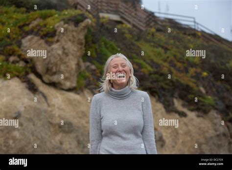 Reife Frau Am Strand Lachen Stockfotografie Alamy