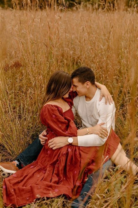 Pin By Hannah Mitchen On Engagement Wedding Poses Engagement Photo