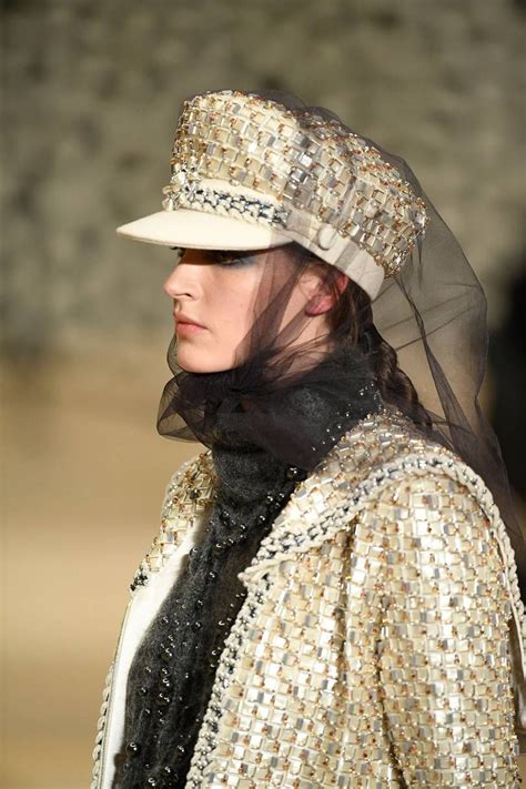 Chanel Autumnwinter 2018 Pre Fall Idées De Mode Chapeaux à La Mode