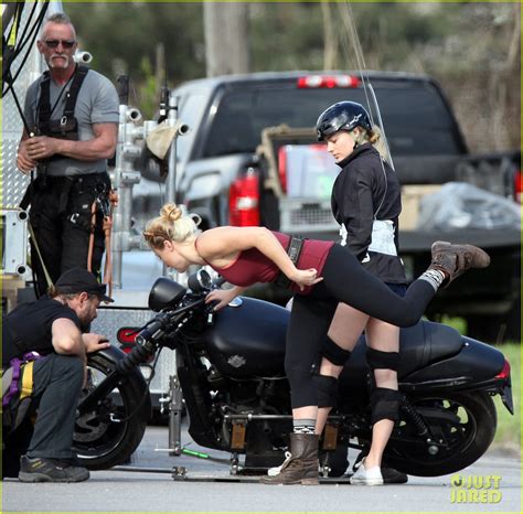 Photo Margot Robbie Suicide Squad Motorcycle 07 Photo 3379758 Just