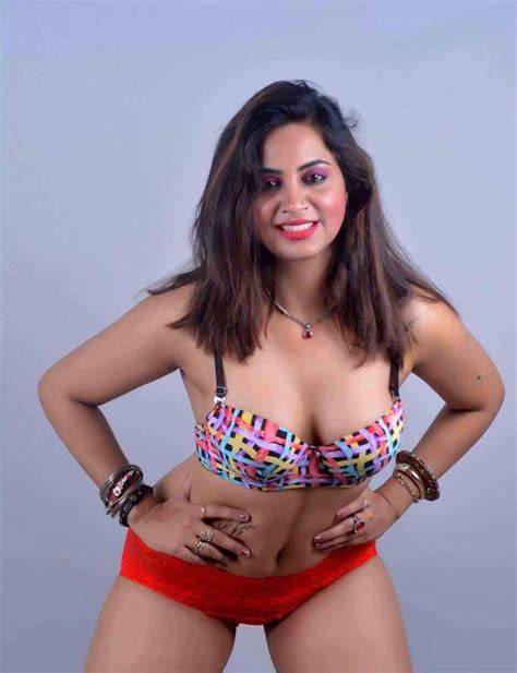 Arshi Khans Bikini Pictures Entertainstore