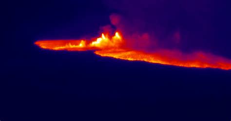 Mauna Loa The Worlds Largest Active Volcano Erupts For 1st Time In