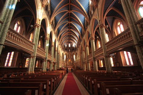 Elle est reconnaissable de loin à ses flèches jumelles délicatement ajourées entre lesquelles se trouve la statue dorée d'une vierge à l'enfant. Notre-Dame Cathedral Basilica Ottawa - Church in Ottawa ...