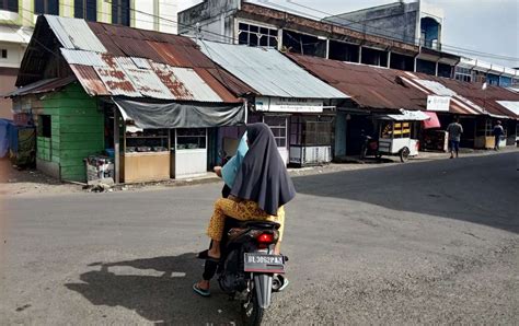 Namun ada juga kereta api kelas ekonomi premium, dan kereta api kelas eksekutif campur ekonomi (kereta api campuran). 18 Pemilik Tanah Pembebasan Lahan untuk Perluasan Jalan di ...