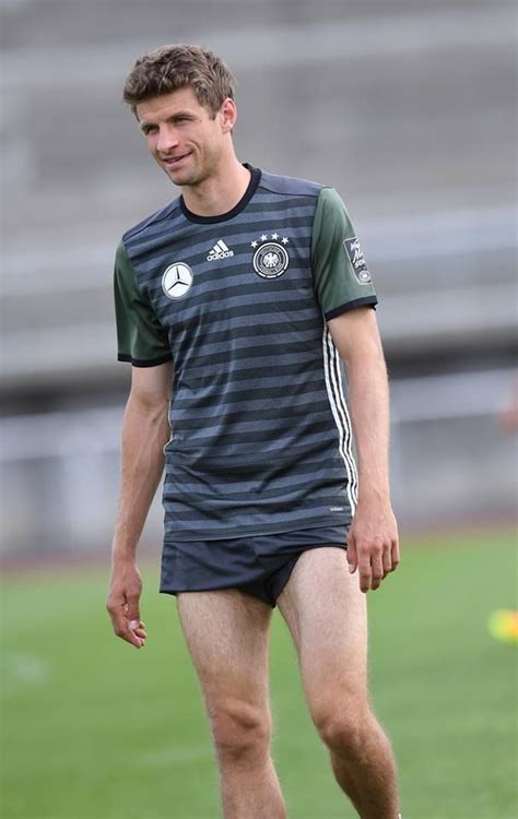 Unser reporter noah platschko berichtet aus wembley. Thomas Müller showing off those million-euro legs | Thomas ...