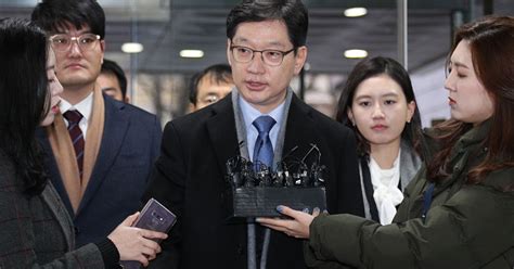 대법원이 김경수 경남지사가 '드루킹' 김동원씨와 공모해 네이버 등 포털사이트의 댓글 순위를 조작한 혐의에 대해 징역 2년의 실형을 확정했다. '드루킹 사건' 허익범 특검이 김경수 경남도지사에 징역 5년을 ...