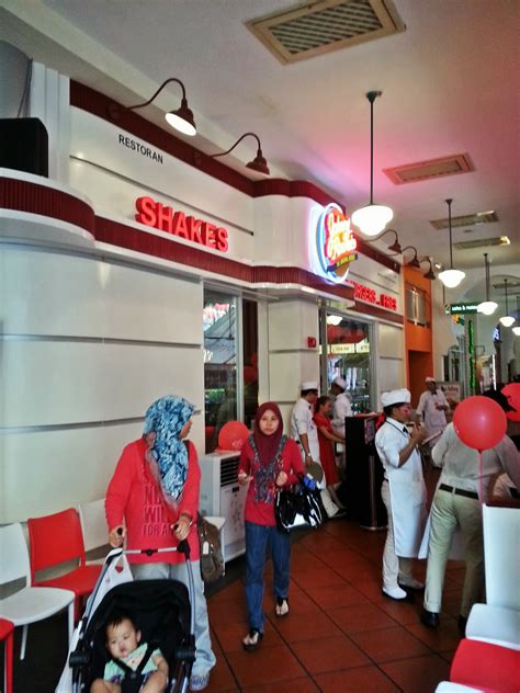 Secluded in a mysterious corner of mutiara homes in mutiara damansara, you'd find this burger joint by chef min. Venoth's Culinary Adventures: Johnny Rockets @ Mutiara ...