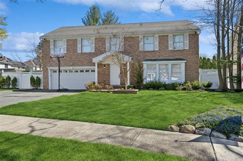 36 Knoll Ln, Glen Head, NY, 11545 | Virtual Tour | Douglas Elliman - LI