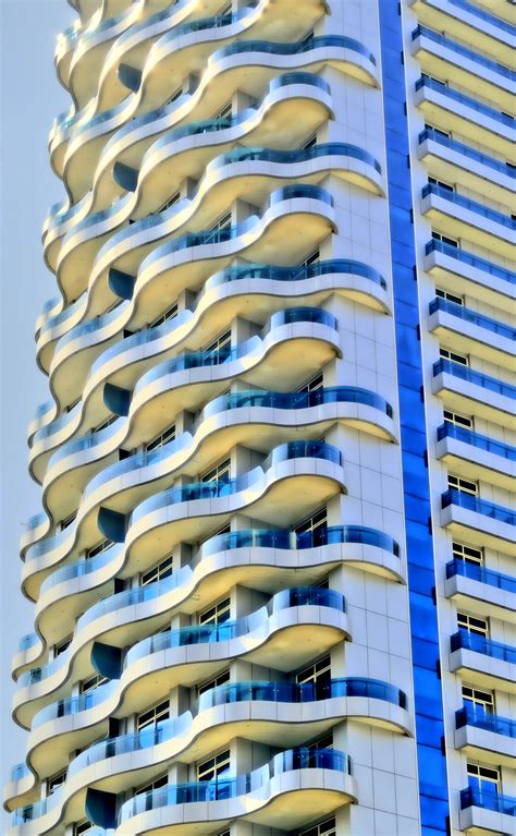 Gambar Arsitektur Spiral Pencakar Langit Balkon Pola Dubai