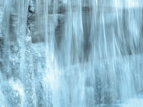 Corriente De Agua Borrosa Hermosa Vista Del Agua Corriente Foto Premium