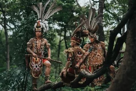 Mengenal Keunikan Suku Dayak Kalimantan Dari Pakaian Hingga Bangunan