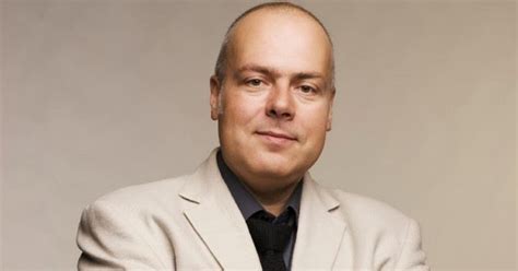 Jest laureatem paszportu polityki z 2005 roku oraz licznych innych prestiżowych nagród za swoją twórczość literacką. De Spanningsblog: Trauma's en ontwikkeling (nieuws, 2014)