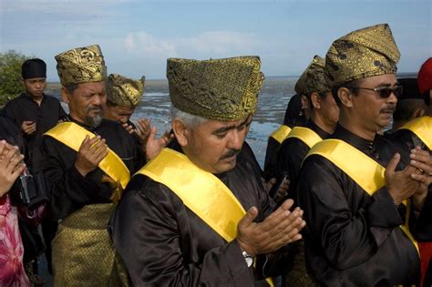 Raja noor jan shah raja tuah mempertahankan kedudukannya sebagai pewaris kesultanan melaka dan perak yang datang daripada keturunan raja alang abdul rahman. "SULTAN MELAKA DARUL ISLAM" OFFICIAL BLOG: SALASILAH DYMM ...