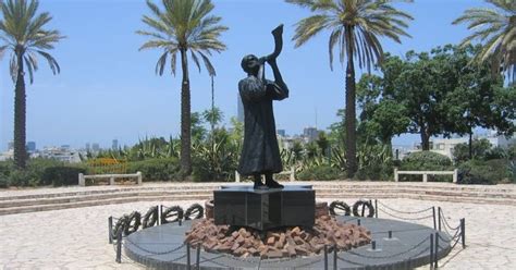 Israel In Photos Ramat Gan Holocaust Memorial Sculpture