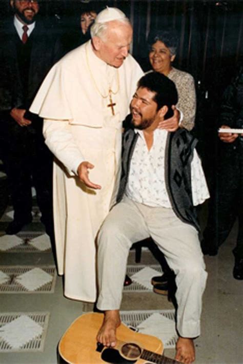 pope john paul ii hugs guitar player tony melendez on the pope s us visit tony who was born