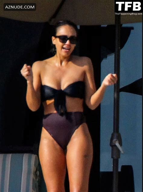 Jessica Alba Sexy Seen Flaunting Her Hot Body In A Bathing Suit During