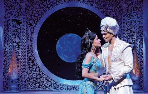 Kleiner aladin und der zauberteppich ist ein lehrreicher, liebenswerter und fantasievoller familienfilm, in dem werte wie mut, freundschaft und zusammenhalt im mittelpunkt stehen. Spektakuläres Licht-Design im Musical „Aladdin"