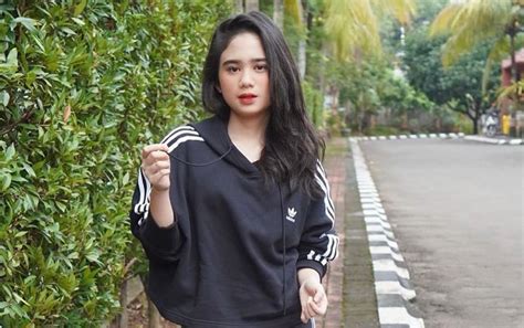 Tissa biani pun membagikan potret gaya hijabnya itu di akun instagramnya @tissabiani dalam foto yang diunggahnya ini tissa mengenakan gaya hijab simple pleated skirt, dipadukan dengan kaos. Tissa Biani Sedih dan Prihatin Lihat Tagar # ...