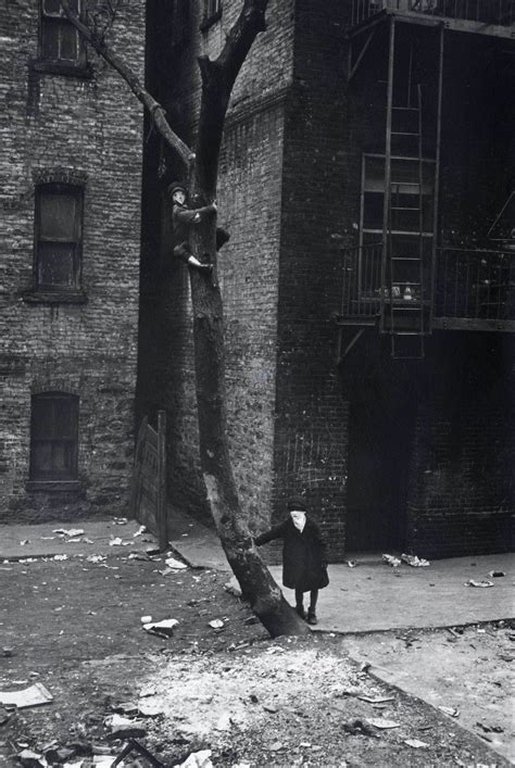 Helen Levitts New York In Pictures With Images Helen Levitt