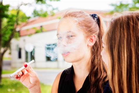시도하는 Preteen 여자아이 전자 자신의 친구야 전자담배에 대한 스톡 사진 및 기타 이미지 Istock