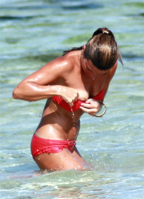 Celebrity Nudeflash Picture 2012 7 Original Zoe Hardman Nipple Slip 01
