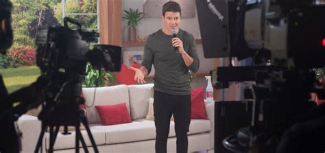 O programa o melhor do brasil teve outros apresentadores antes de rodrigo faro assumir a atração, mas a audiência nunca foi tão alta desde que o programa foi criado para animar as tardes de sábado. Rodrigo Faro estreia novo Vai Dar Namoro à prova de Covid ...