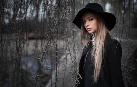 Обои ветки модель шляпа макияж прическа красотка пальто в черном