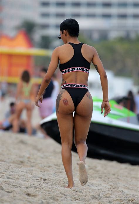 Or she would be, if that was a real category. Teyana Taylor Shows off her washboard abs and her curves ...