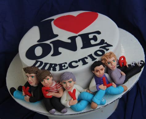 Emas Creation One Direction Cake