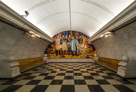 Tour nelle stazioni più belle al mondo: alla scoperta della metro di Mosca