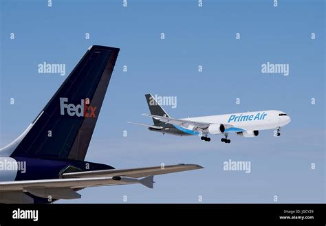 Amazon Prime Air Cargo Jet Landung Vorbei An Fedex Flugzeug Tail In