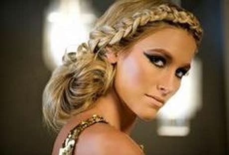 Renaissance by maurice meade australia's popular hair artists from the maurice mead team are giving us a series of hairstyles to celebrate a new renaissance. Medieval hairstyles