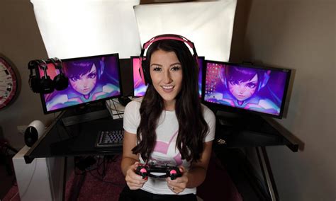 Rücksichtsvoll Pessimist Vermieter Xbox Gamer Girl Having Fun Porn Brennen Skeptisch Straße