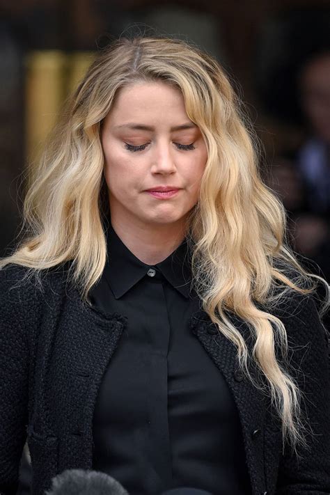 Amber Heard Boos Speech Outside Court Johnny Depp Mobbed By Fans Tatler