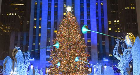 Photos 2020 Rockefeller Center Christmas Tree Is Now Lit Gothamist