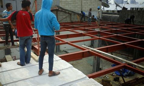 Pemasangan besi plat lantai pada rumah dan gedung dilakukan setelah pemasangan besi balok selesai. PANEL: Pemasangan Panel Lantai Untuk Konstruksi Baja