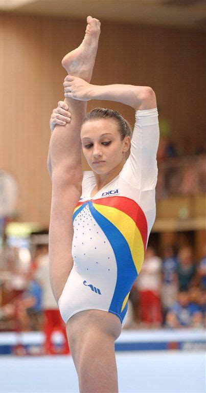 Gymnast in action 女性ボディビル スポーツ女子 体操選手