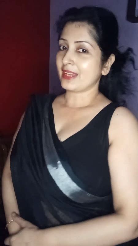 Sexy Voluptous Bengali Aunty Huge Boobs And Big Open Deep Navel In Black Saree Mp4 Snapshot 00