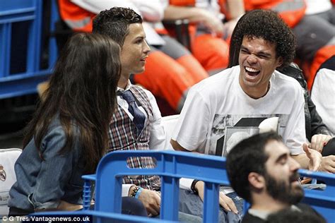 Descubra a nova coleção da pepe jeans london. Cristiano Ronaldo, Irina Shayk and Pepe watch basketball ...
